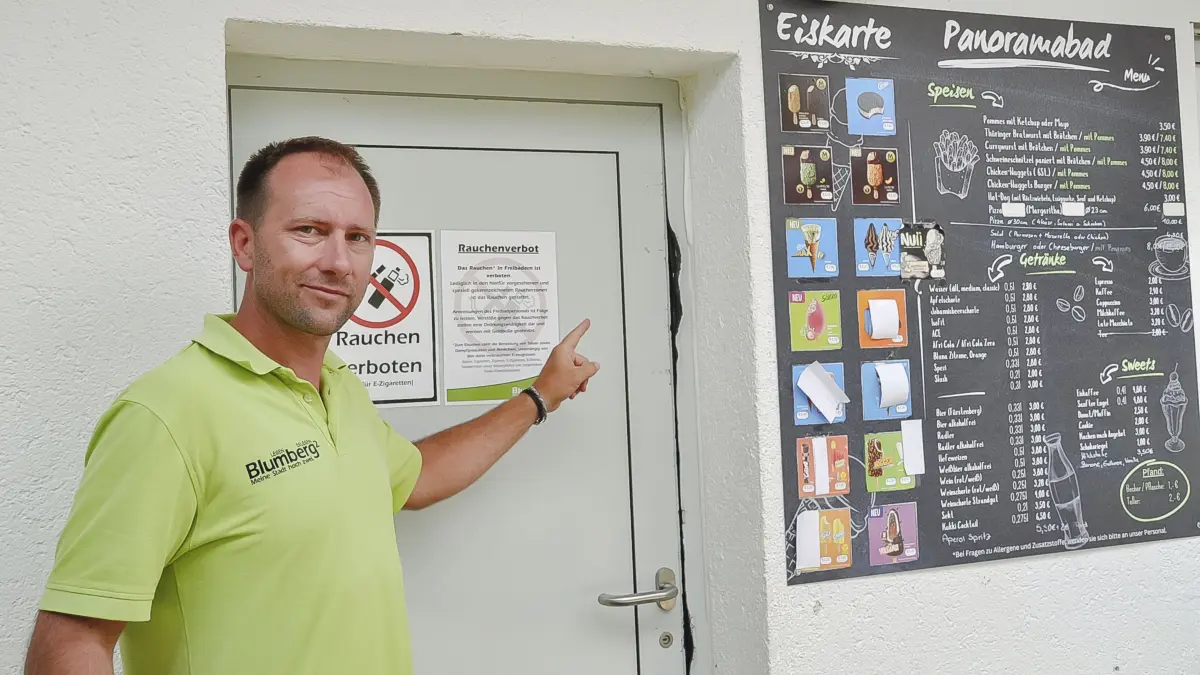 Panoramabad-Betriebsleiter Uwe Setzer zeigt auf die Einbruchspuren zu seinem Büro.