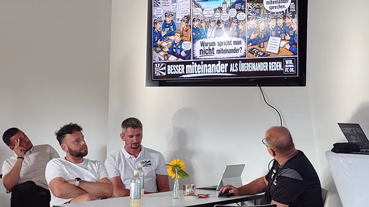 Auch Marcel Yahyaijan (Geschäftsführer Sport), Dominik Falk (Vorstand), Alexander Steudtner (Vorstand) und Reinhard Warrle (Präsident, von links) standen Rede und Antwort.