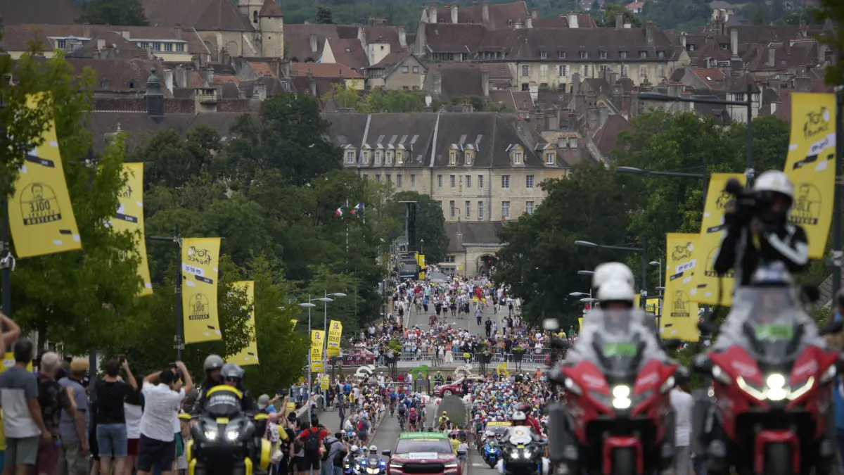9. Juli 2022: Das Feld der Tour de France verlässt Dole nach dem Start der achten Etappe. Auch in diesem Jahr starten Tadej Pogačar und Co. in der Lahrer Partnerstadt zu einer Etappe.