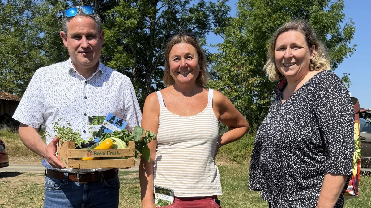 Bürgermeister Dirk Harscher (von links) erhält von der Vorsitzenden Andrea Reynolds und der Landwirtin Susanne Greiner einen Korb mit frisch geerntetem Gemüse