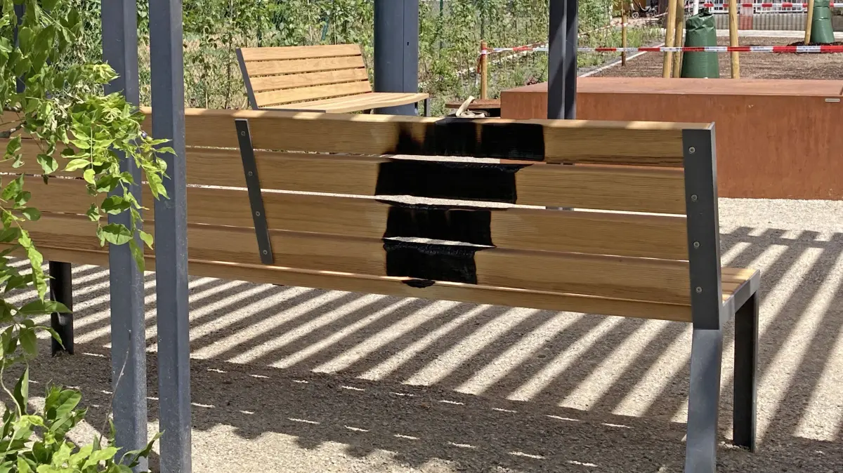 Die Lehne einer der neuen Sitzbänke auf dem Sickinger Dorfplatz wurde angesengt.