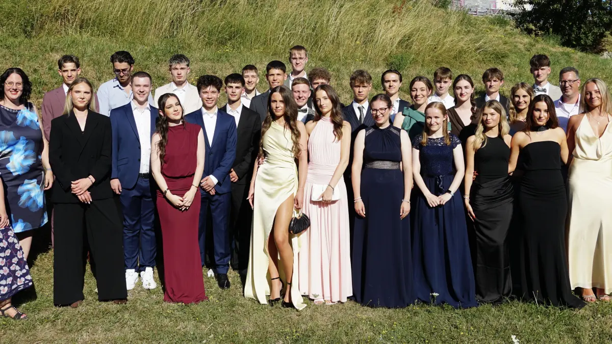 Die Abiturientinnen und Abiturienten des Wirtschaftsgymnasiums mit ihren Klassenlehrerinnen und Klassenlehrern Eva Bopp, Jochen Hangleiter, Anna Schwarzer und Stefanie Bischler.