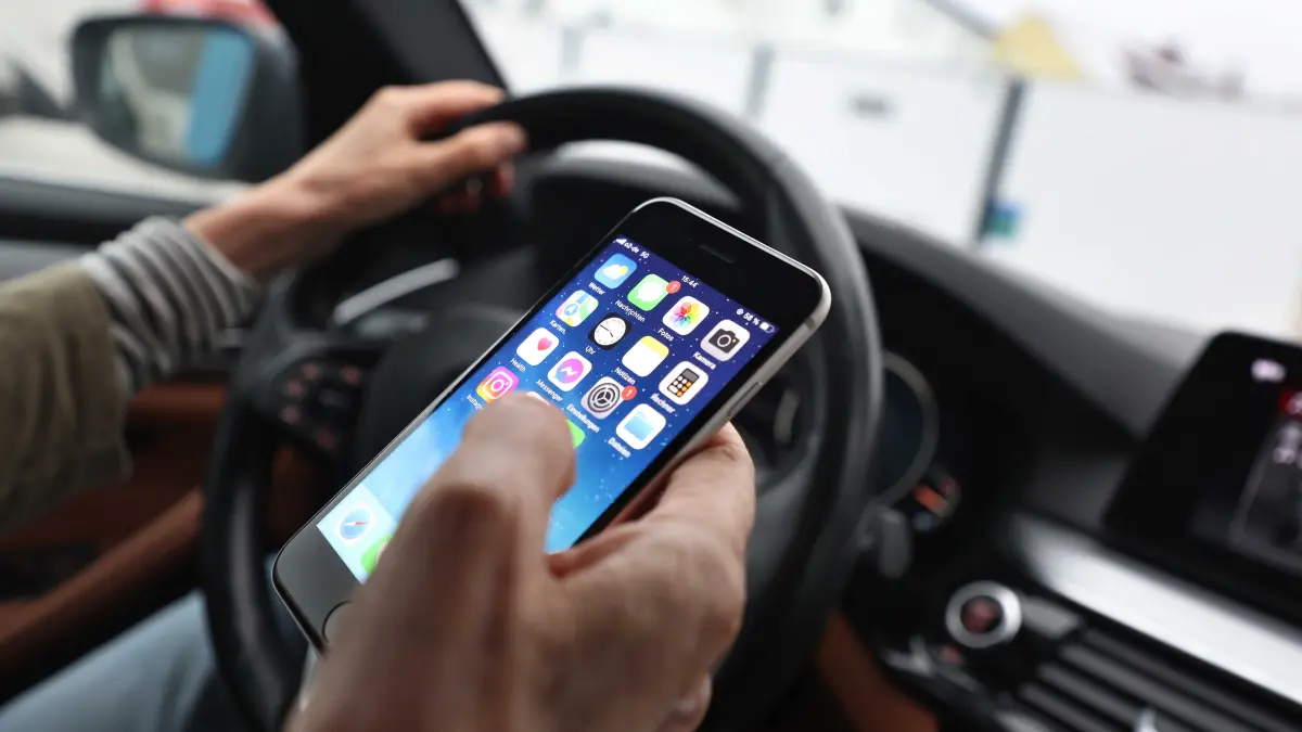 Wer sich zwei Sekunden mit dem Handy ablenkt, legt bei Tempo 50 bis fast 30 Meter ohne Sicht zurück. (Symbolbild)