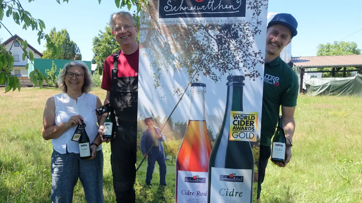 Sebastian Dürr (von rechts), Andreas Kubesch und Elfriede Mösle-Reisch freuen sich diebisch über den Erfolg des „Schneewittchen“-Cidre.
