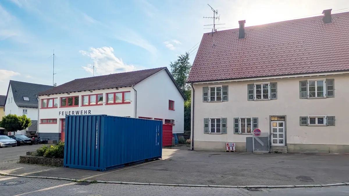 Zwei der drei abzubrechenden Häuser für den Feuerwehrhausneubau.