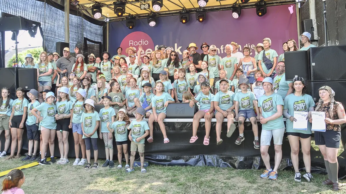 Zahlreiche Künstler aus allen Kategorien, von den Kindern bis zu den Profimalern, vereinen sich am Ende des Blumberger Street-Art-Festivals auf der Festbühne.