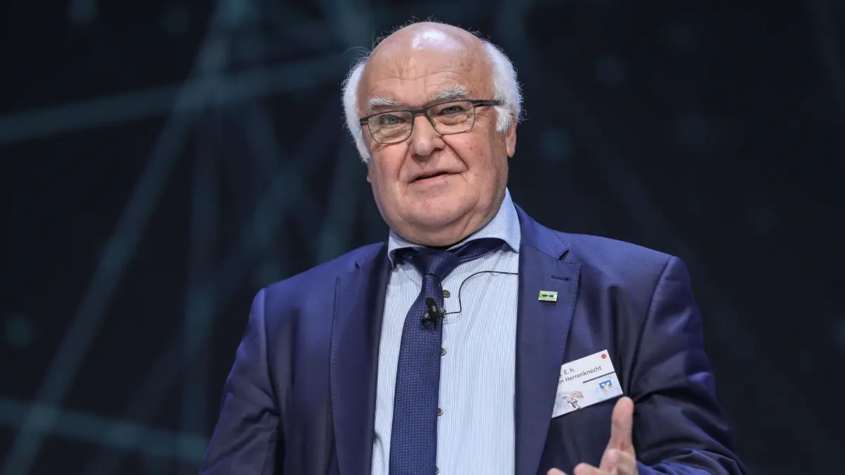 ARCHIV - 15.11.2018, Hessen, Frankfurt/Main: Der Unternehmer Martin Herrenknecht spricht bei einer Veranstaltung in der Jahrhunderthalle. Er ist Gründer und Vorstandsvorsitzender der Herrenknecht AG, eines Herstellers von Tunnelvortriebsmaschinen. (zu dpa: «Herrenknecht: Deutschland fährt dieses Jahr vor die Wand») Foto: Frank Rumpenhorst/dpa +++ dpa-Bildfunk +++