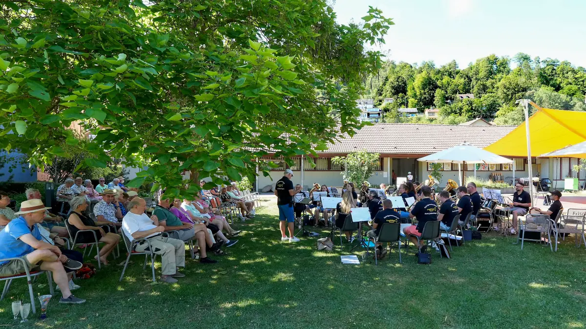 Einmal etwas ganz anderes: Die Kapelle ist nahe bei den Zuhörern, und man genießt den Schatten der Bäume im Alten Freibad.