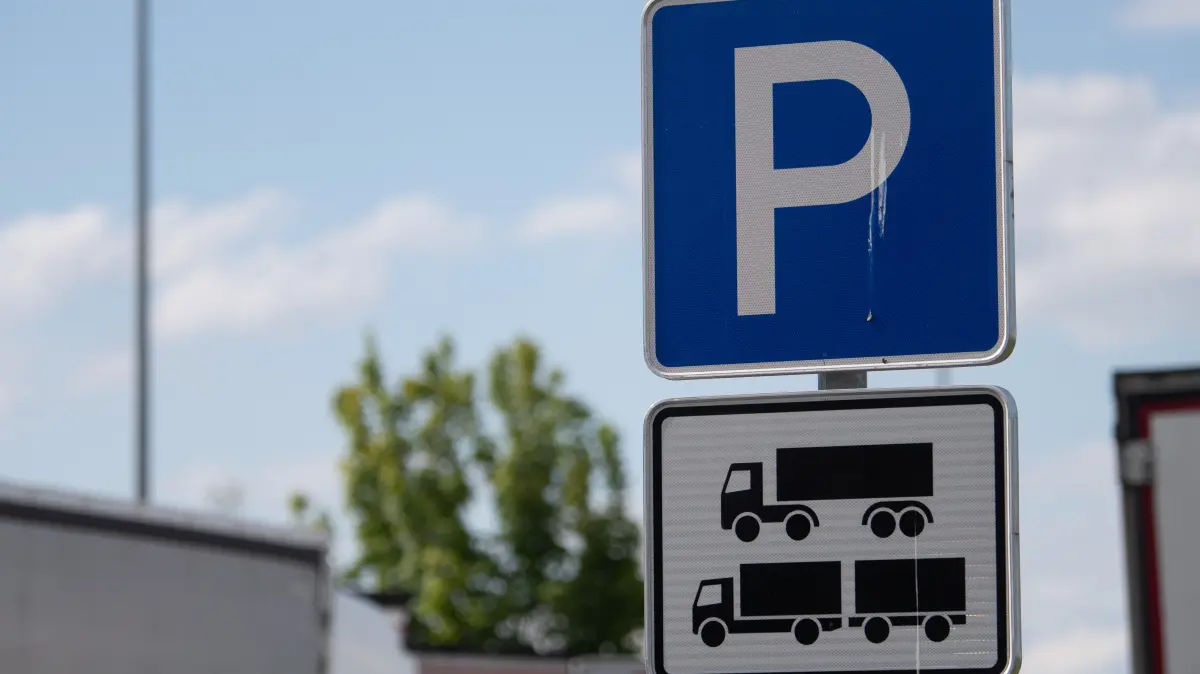 Ein Schild weist auf einer Rastanlage auf einen Parkplatz hin. Der Rastplatz "Neckarblick" bei Horb wurde vom ADAC ebenfalls unter die Lupe genommen. (Symbolbild)