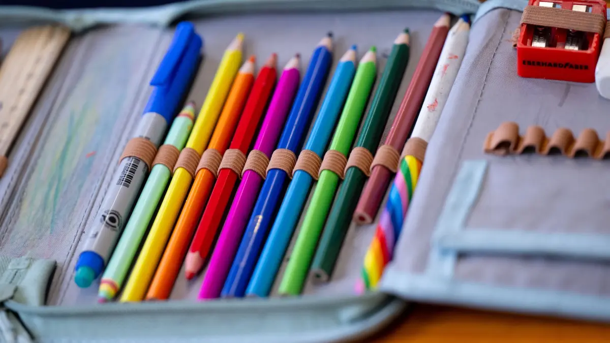 Federmäppchen mit Buntstiften liegt auf einem Tisch: ARCHIV - 16.09.2025, Bayern, München: Bei der Auswahl von Federmappe und Stiften sollten Eltern nicht vergessen, auch die Wünsche ihrer Kinder einzubeziehen. (zu dpa: «Preise für Schulmaterialien steigen moderat») Foto: Sven Hoppe/dpa/dpa-tmn +++ dpa-Bildfunk +++