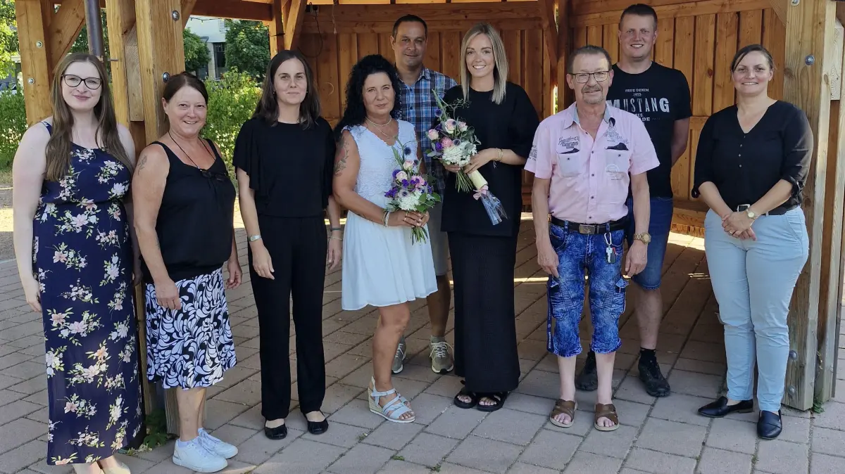 Die Geehrten gemeinsam mit dem Personalrat und Bürgermeisterin Annick Grassi. Das Foto zeigt von links: Selina Krauß (Verwaltung), Sabine Ade (Reinigung), Carolin Wieden, Bianca Söllner, Thomas Schmidt (Bauhof), Luca Marklein, Werner Krauß (Bauhof), Michael Braun und Bürgermeisterin Annick Grassi.