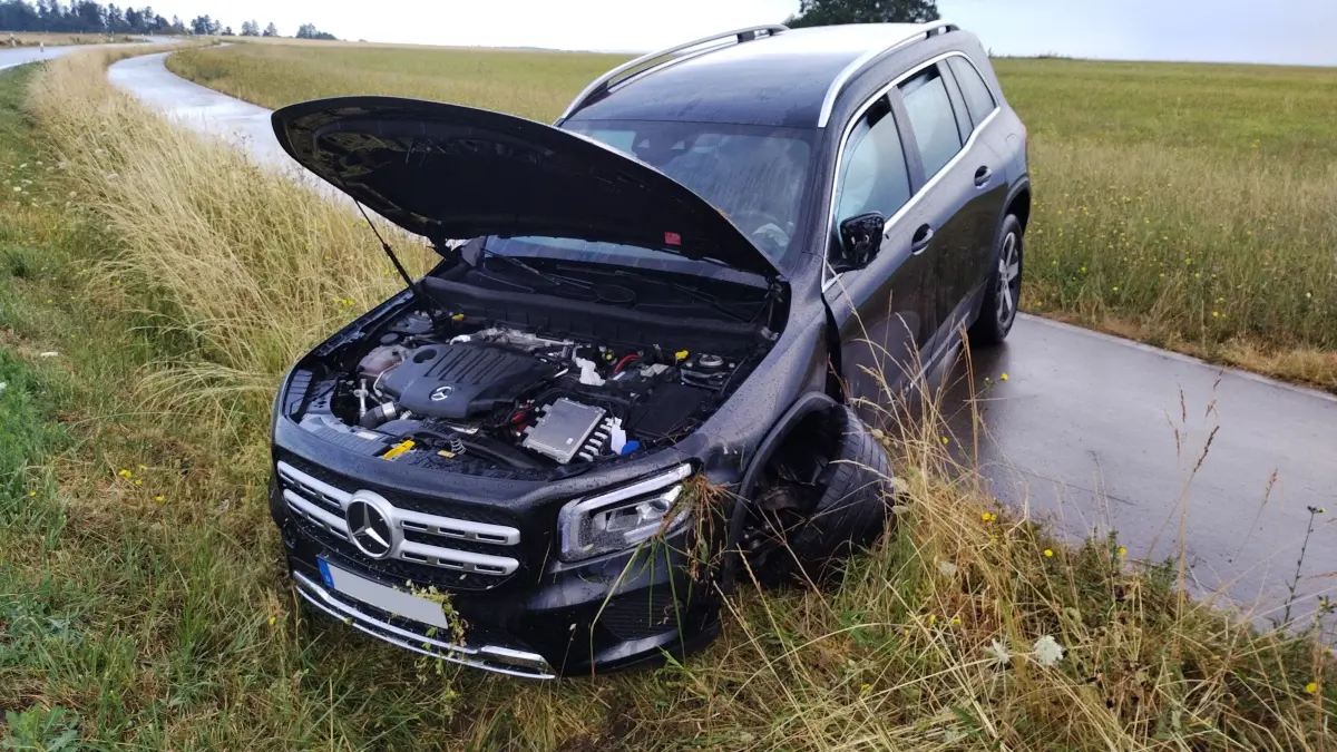 Der am Unfall auf der K 7128 zwischen Geislingen und Isingen beteiligte schwarze Mercedes landete im Graben und auf dem Radweg neben der Kreisstraße