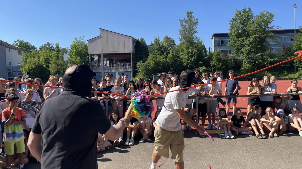 Lehrer gegen Schüler: Wer gewinnt beim Piñata-Schlagen?