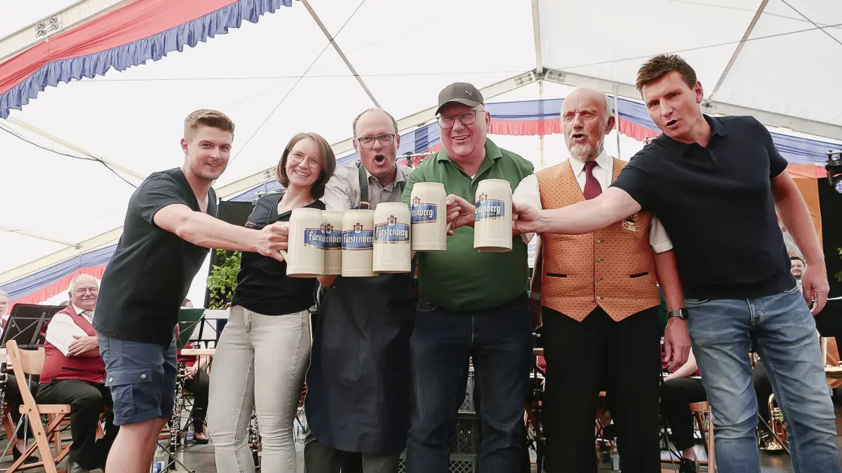 Cheforganistor Fabian Limberger (von links), Co-Vorsitzende Julia Glunz, Bürgermeister Severin Graf, Ortsvorsteher Michael Böhm, Verbandspräsident Egon Bäuer und Brauereivertreter Franz Geiger eröffnen die Feierlichtkeiten.