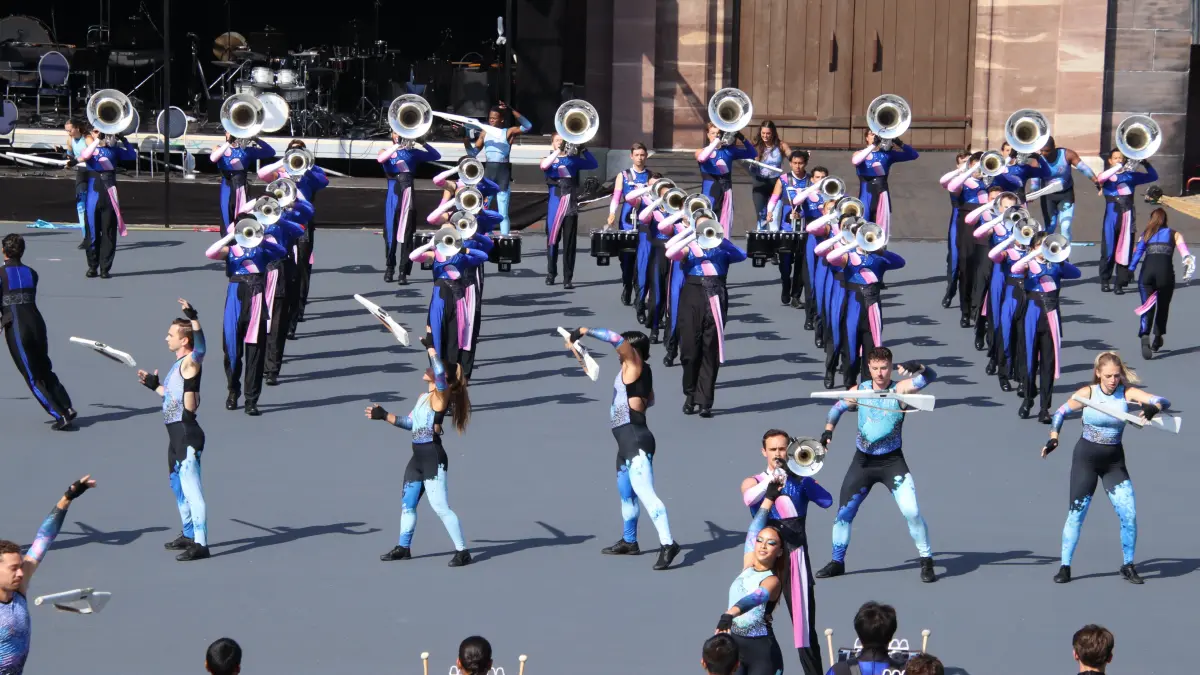 Musik, Jonglage und Choreografie beherrschen die Blue Devils. 21 Weltmeistertitel hat die Formation inzwischen gesammelt.