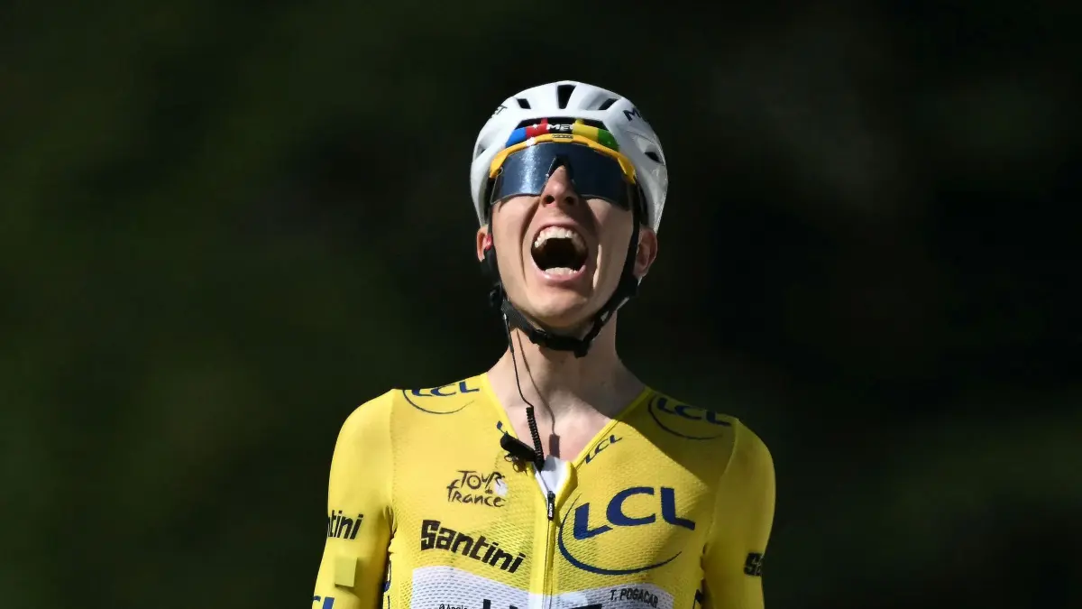 Tour de France - 10. Etappe: 14.07.2026, Frankreich, Le Lioran: Radsport: UCI WorldTour - Tour de France, Aurillac - Le Lioran (166,60 km), 10. Etappe: Tadej Pogacar aus Slowenien vom UAE Team Emirates-XRG jubelt über seinen Etappensieg. Foto: Jeff Pachoud/AFP/dpa +++ dpa-Bildfunk +++