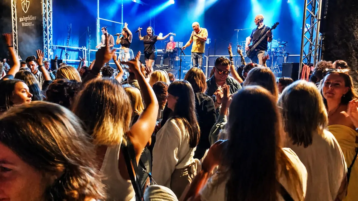 Die Markgräfler Winzer laden zum 26. Mal zum großen Sektfestival in den Kellereipark ein, wobei die Cover-, Party- und Stimmungsband „Sonrise“ den Besuchern wieder einheizen wird.