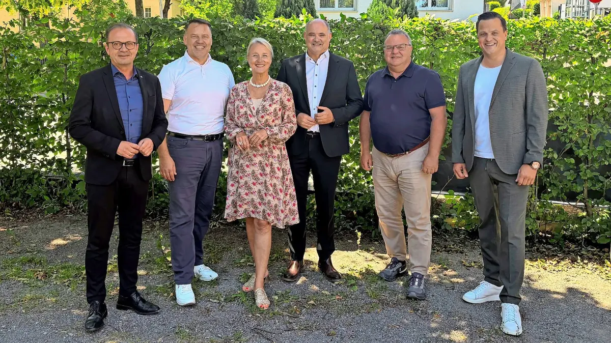 Im Rahmen des Besuchs in Rottweil entstand ein gemeinsames Foto mit weiteren Vertretern der regionalen Wirtschaft: Von links: IHK-Hauptgeschäftsführer Thomas Albiez, Stefan Walliser (Geschäftsführer Avenio Marketing GmbH), IHK-Präsidentin Birgit Hakenjos, Stefan Teufel MdL (CDU), Roland Haag (Projektleiter Neckarline) und Philipp Merz (Prokurist Merz Immobilien).