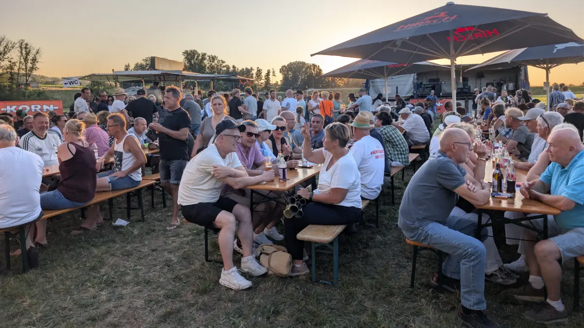 Das Grenzsteinfest der beiden Narrenzünfte Stetten und Boll wurde zu einer herrlichen Sommerparty für Gäste aus nah und fern.