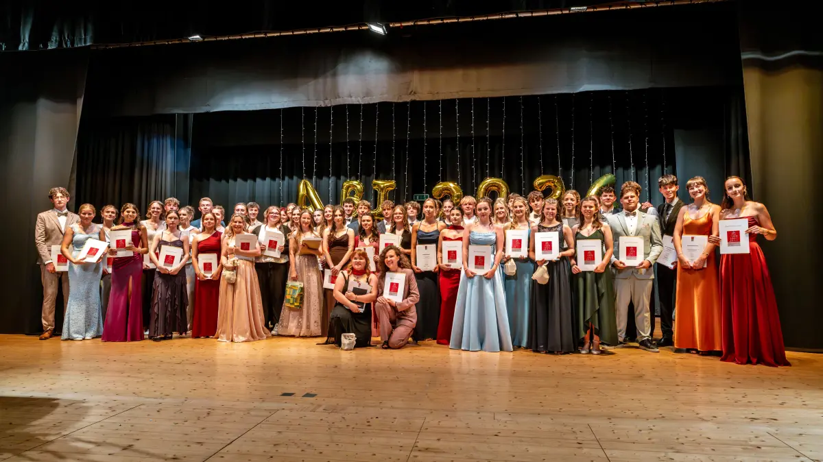 52 Abiturienten von St. Ursula freuen sich über ihr Abitur.