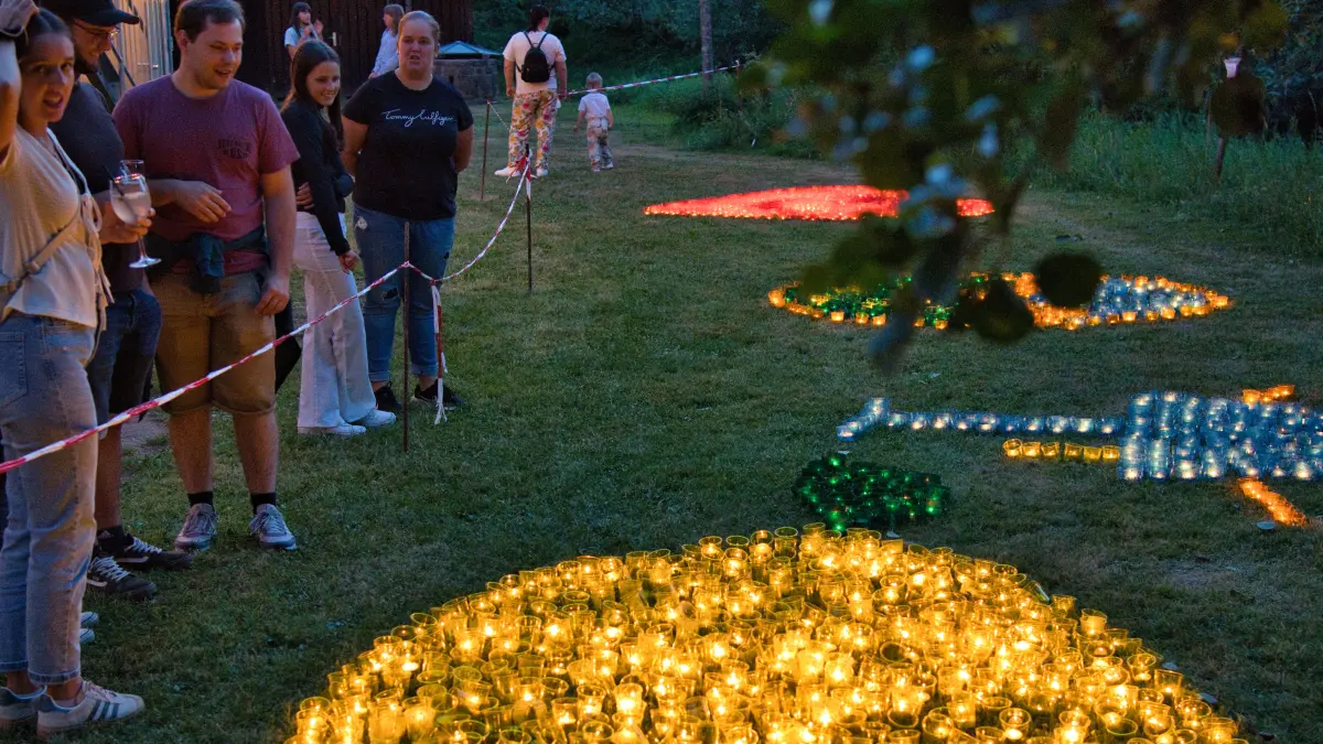Die Besucher dürfen sich auf ein stimmungsvolles Ambiente mit Lichterarrangements, Farbstrahlern und Palmen freuen.