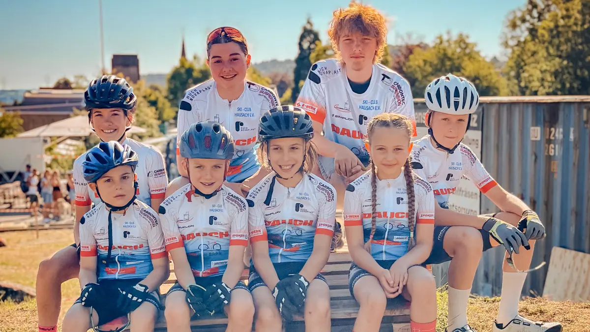 SC Hausach MTB oben: Anna Hoferer, Annika Bohn, Karol Olszowiec; unten: Lean, Nelo und Mio Welte, Anna Olszowiec, Mats Keller
