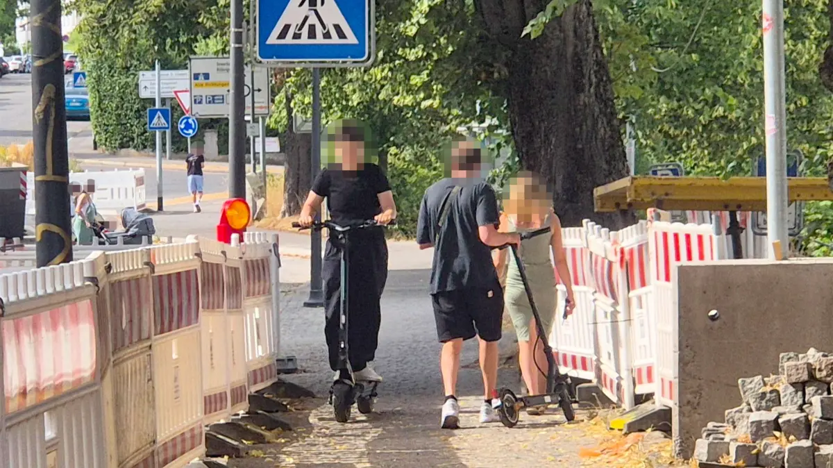 Ein E-Scooter-Fahrer an der Rottweiler Baustelle am Kriegsdamm.