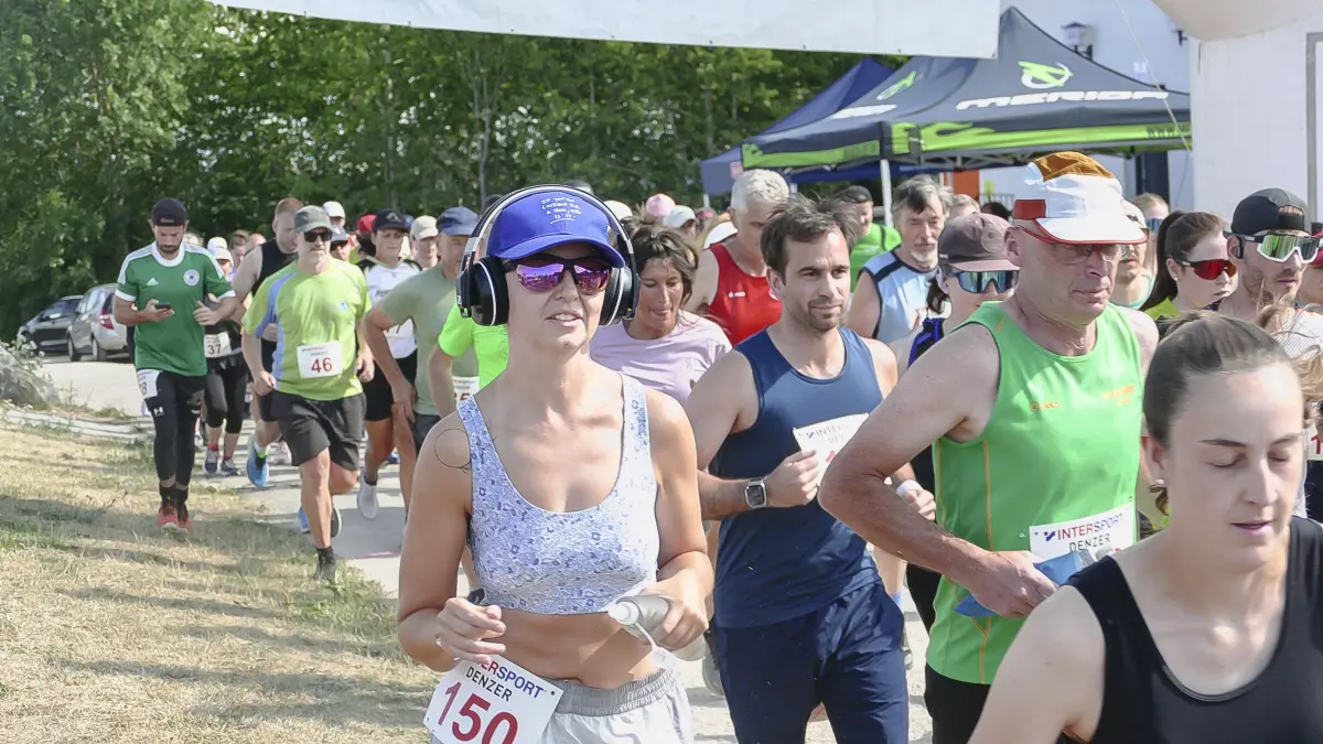 Das Sportfest des SV Döggingen ist eröffnet. Ein Countdown gibt das Startsignal zum Panoramalauf des Wettbewerbs.