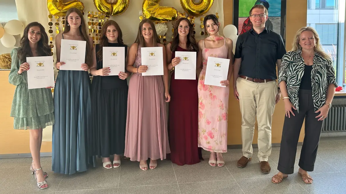 Schülerinnen, die für ihre besonderen Leistungen einen Preis oder ein Lob erhalten haben, gemeinsam mit ihren Klassenlehrern (von links): Selin Bauer, Norina Huß, Lilli Faßnacht, Lea Seid, Lisa Droll, Leni Kinle mit Patrik Böttiger und Fleur Kirn.