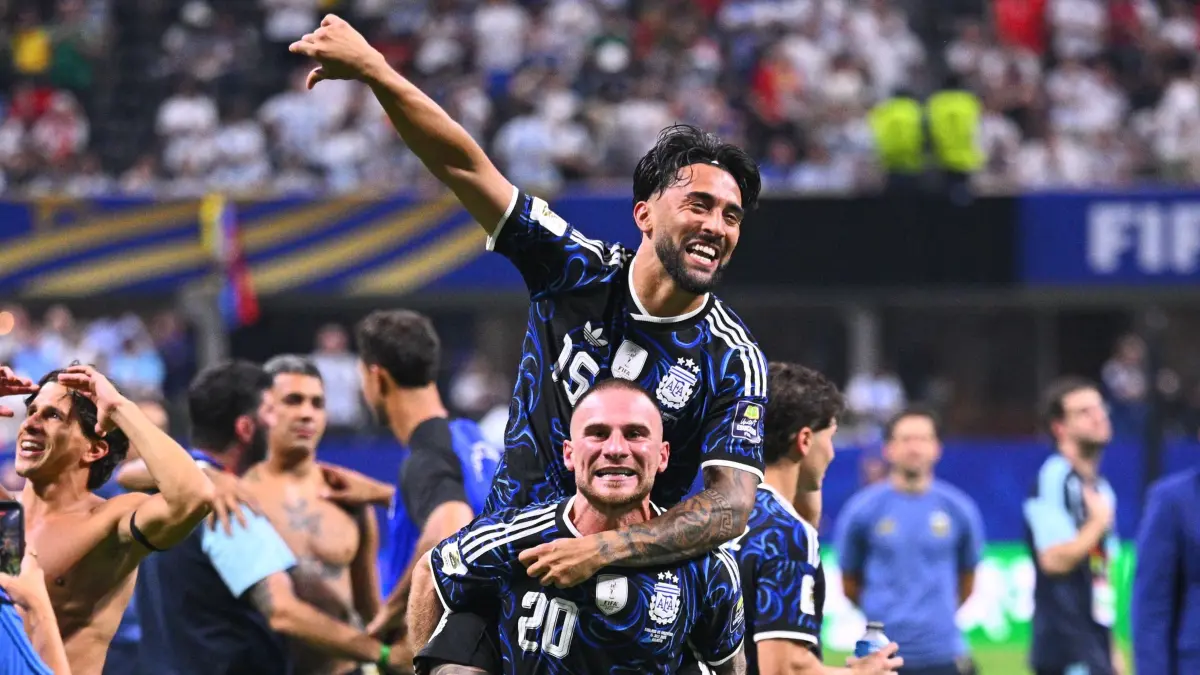 WM 2026 - England - Argentinien: 15.07.2026, USA, Atlanta: Fußball, Männer, WM 2026, England - Argentinien, Halbfinale, Atlanta-Stadion, Alexis Mac Allister (u, Argentinien) und Nicólas Gonzalez (Argentinien) feiern den Sieg. ACHTUNG: Gemäß den Auflagen der FIFA dürfen die Bilder ausschließlich zur redaktionellen Verwendung genutzt werden. Eine kommerzielle Nutzung ist ausgeschlossen. Zudem dürfen keine videoähnlichen Sequenzen erstellt werden, und es dürfen keine Veränderungen weder im Vordergrund noch im Hintergrund am Bild vorgenommen werden. Foto: Tom Weller/dpa +++ dpa-Bildfunk +++