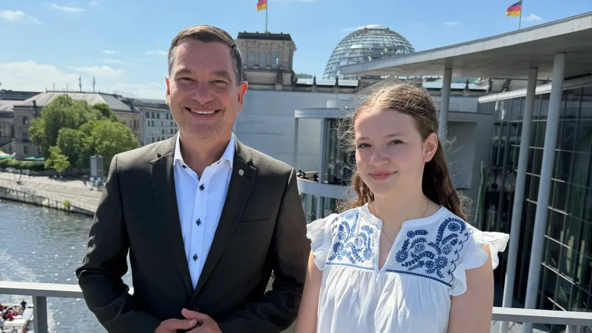 Klaus Mack freut sich über das große Interesse von Nicole Standke an Politik und der Arbeit im Abgeordnetenbüro.