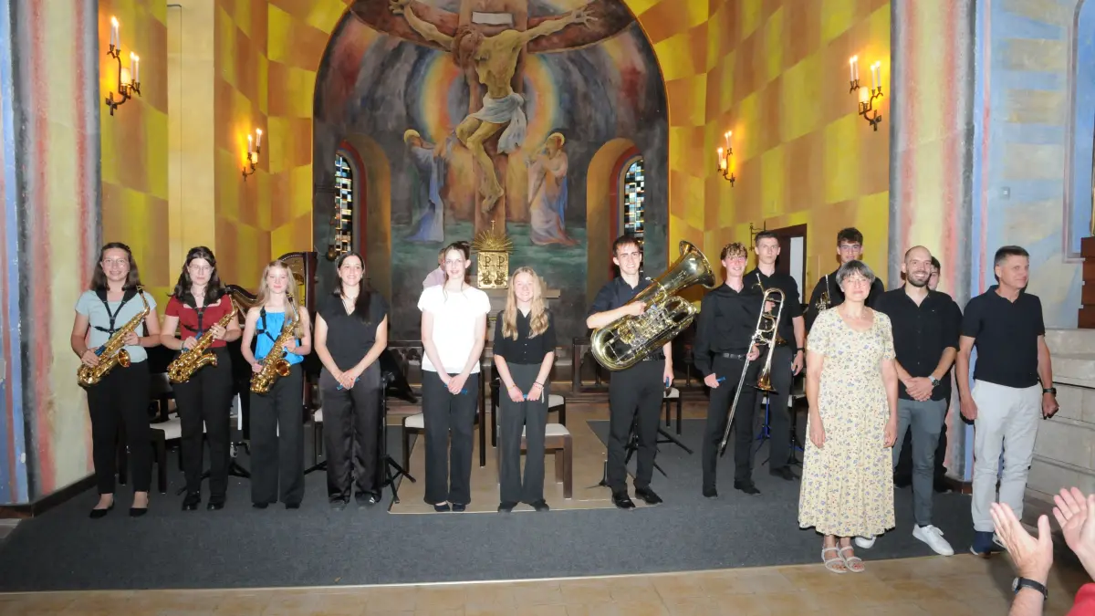 ie Musiker der drei Ensembles mit den Sylvia Drömer, Daniel Weißer und Thomas Uttenweiler.
