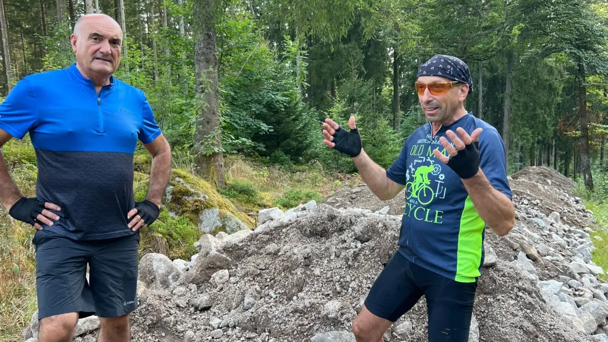 Der Triberger Stadthistoriker und Schwendi-Preisträger Klaus Nagel und der ehemalige Bobsport-Aktivist Bernhard Chudoba auf dem Premiumwanderweg Prisental. Beide waren von den unangekündigten Aushubaufschüttungen wenig begeistert.