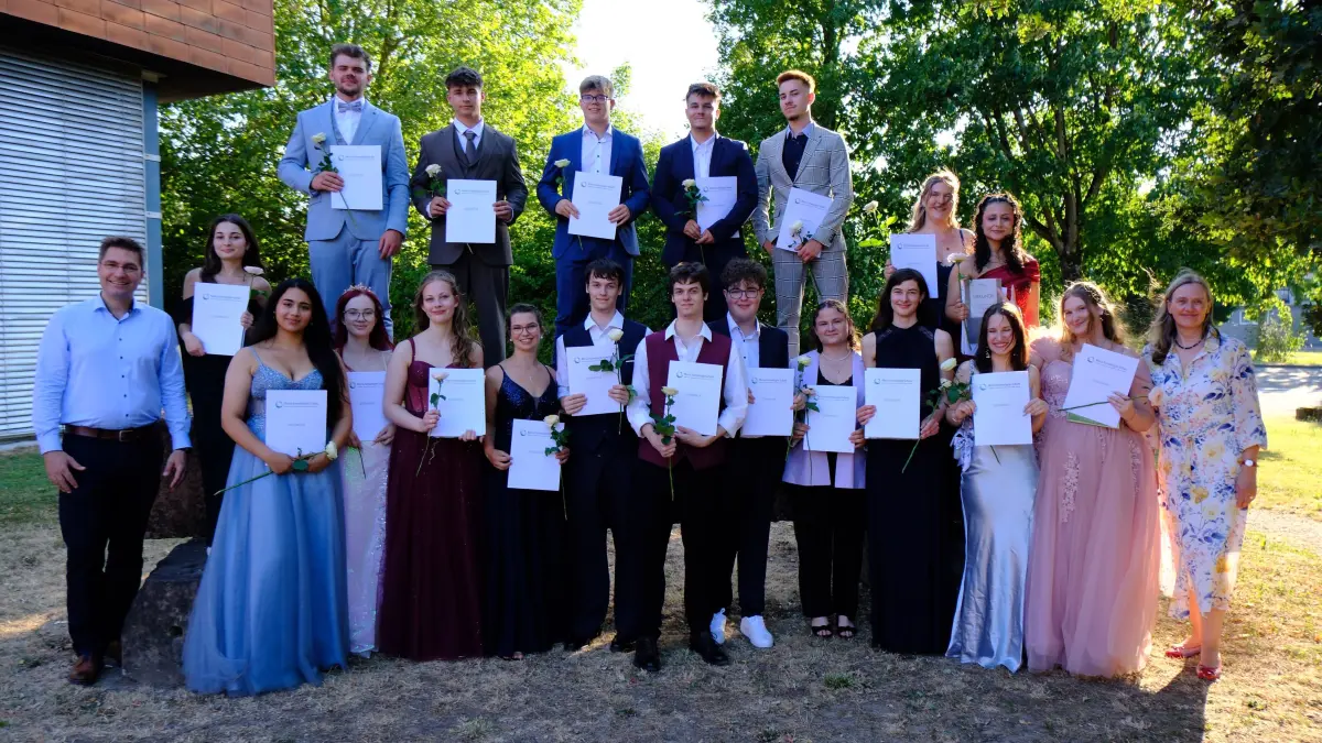 Die Absolventen freuen sich mit dem stellvertretenden Schulleiter Jens Erler (links) und Schulleiterin Christina Seebeck (rechts) über ihren Abschluss.