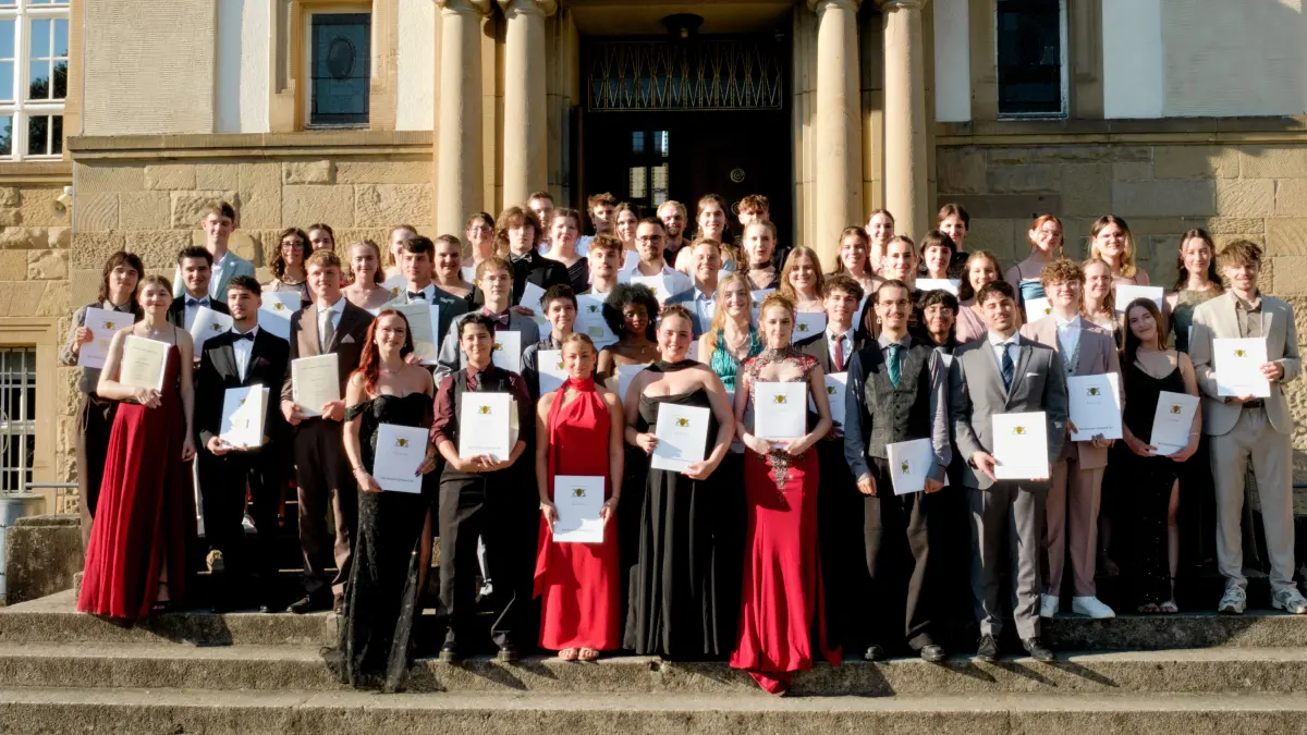 Die Absolventen freuen sich über ihr bestandenes Abitur