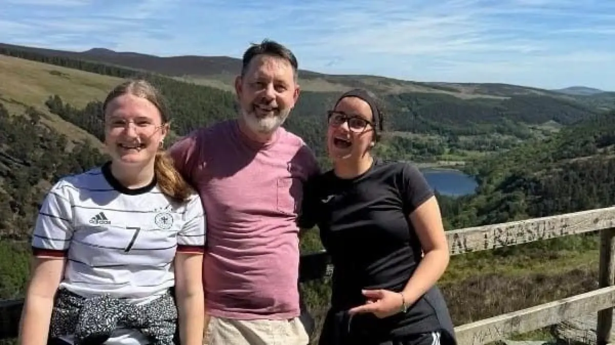 Zusammenhalt, Natur und irische Traditionen kennenlernen. Von links: Alison, ihr Gastvater und Gastschwester Daria aus Spanien bei einem Ausflug.