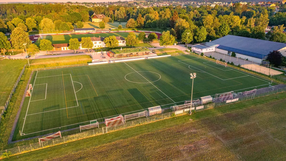 Der SSC Donaueschingen lädt alle Fußballfreunde sowie die gesamte Bevölkerung herzlich ein, die sportlichen Wettbewerbe und das Jubiläumsfest vom 17. bis 19. Juli 2026 im Sportzentrum Haberfeld mitzuerleben.