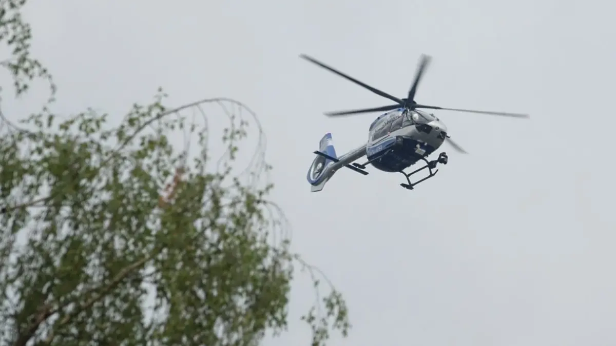 Ein Polizeihubschrauber kreist am Mittwoch über St. Georgen.