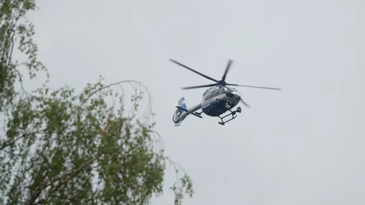 Ein Polizeihubschrauber kreist am Mittwoch über St. Georgen.