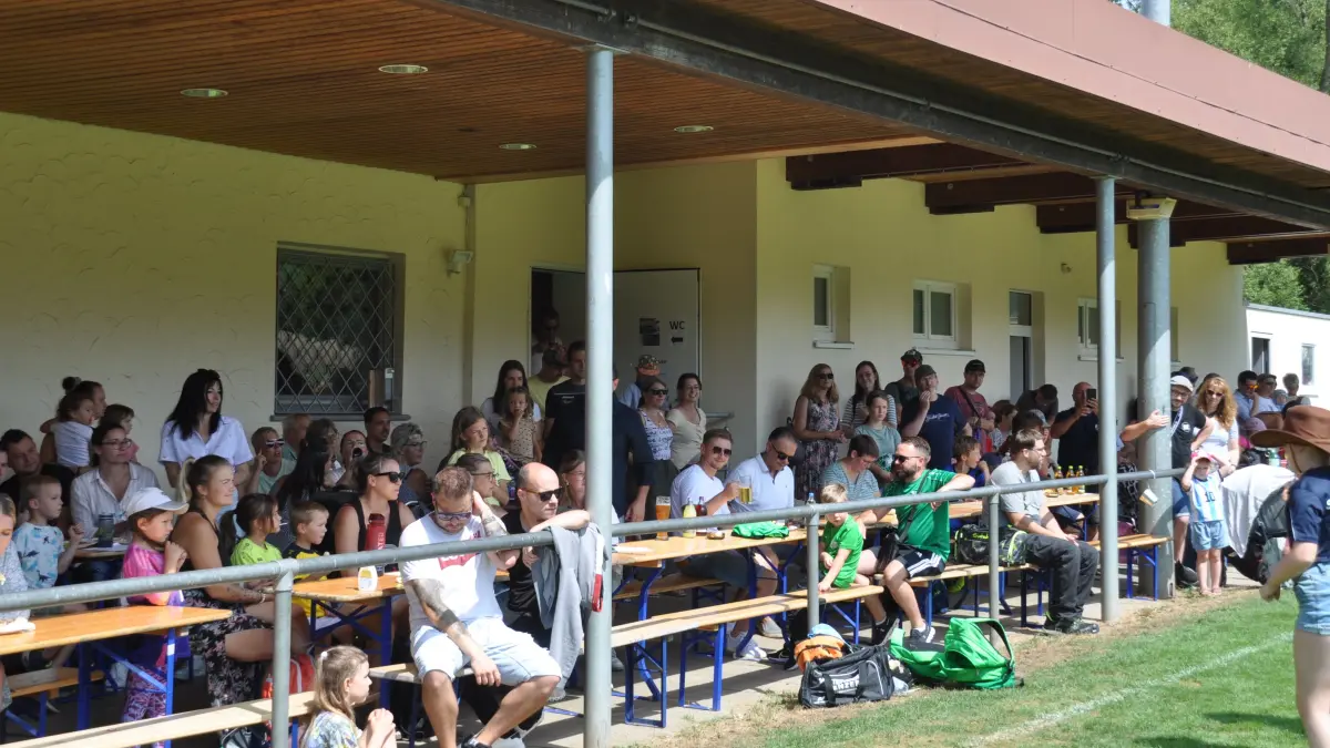 Zahlreiche Zuschauer sorgen für ein lebhaftes Ambiente.