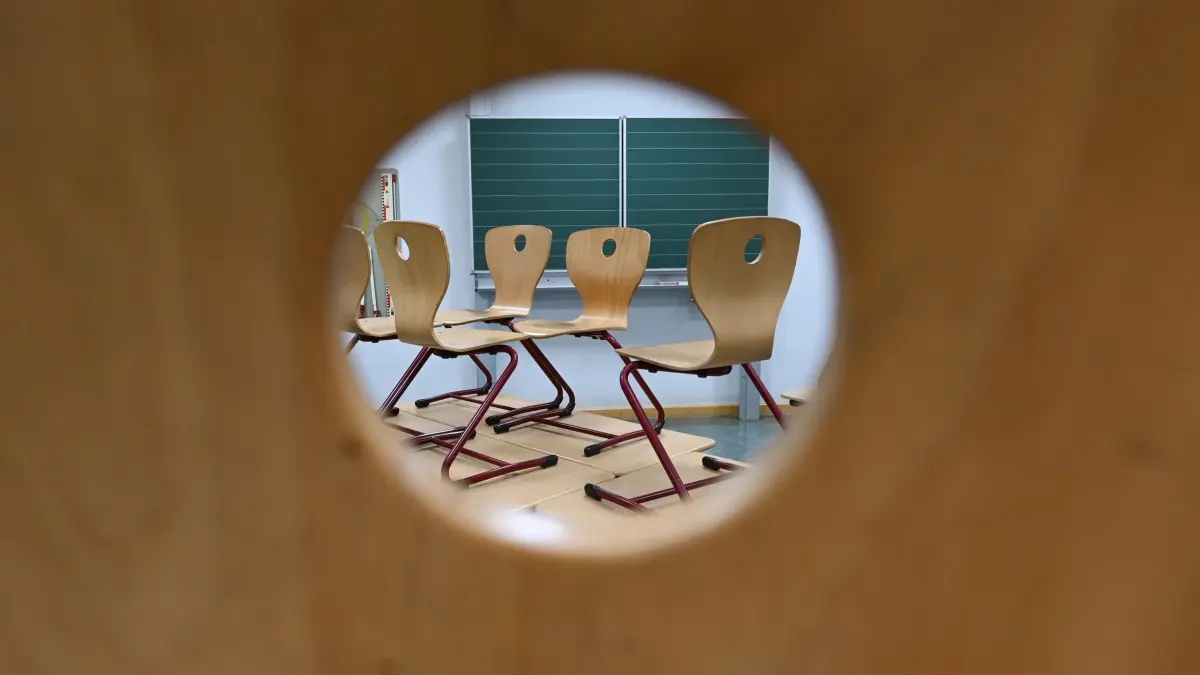 Schule: ARCHIV - 29.08.2023, Hessen, Wiesbaden: Durch das Loch in einer Stuhllehne ist ein Klassenzimmer zu sehen. (zu dpa: «Vize-Schulleiter wegen Beziehung zu Schülerin entlassen») Foto: Arne Dedert/dpa +++ dpa-Bildfunk +++