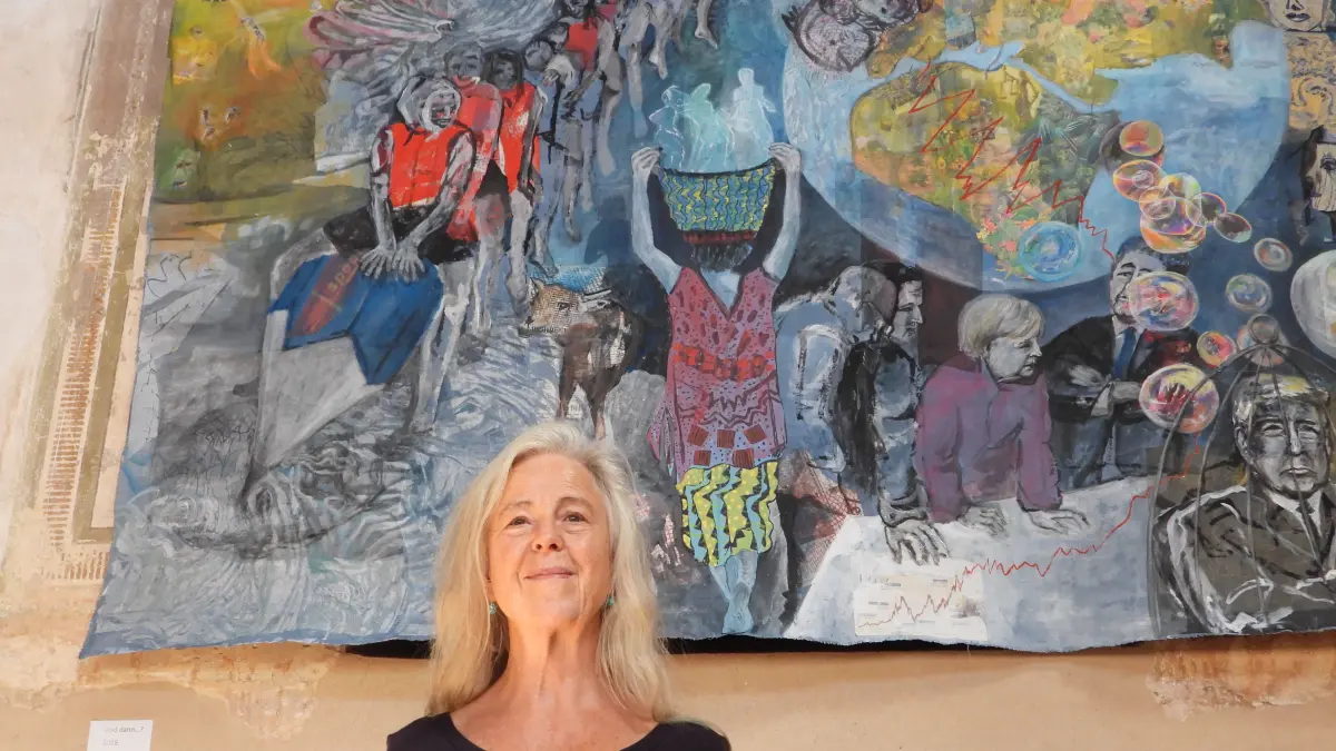 Angelika Nain steht vor ihrem Jahresbild 2018. In das Werk sind viele Ereignisse – etwa der G-7-Gipfel – eingearbeitet.