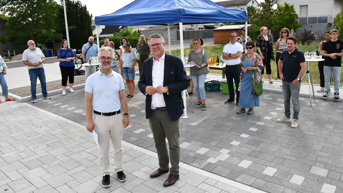 Die Übergabe des Bauabschnitts II des Neubaugebiets wurde in feierlichem Rahmen vollzogen. es sprachen Frank Lorkowski (Bildmitte, links) von der LBBW-Kommunalentwicklung und Bürgermeister Tobias Benz.