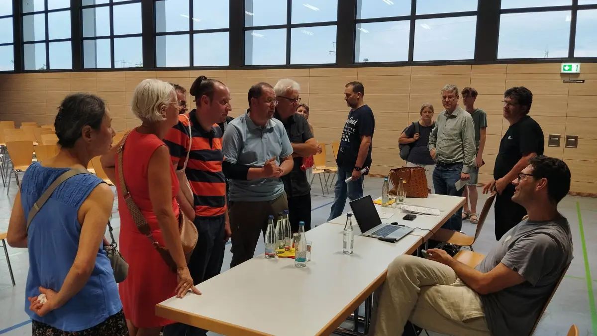 Paul Kempf, Geschäftsführer Breitbandversorgung Landkreis Lörrach (rechts), stellte sich nach der Informationsveranstaltung den Fragen der Interessierten.