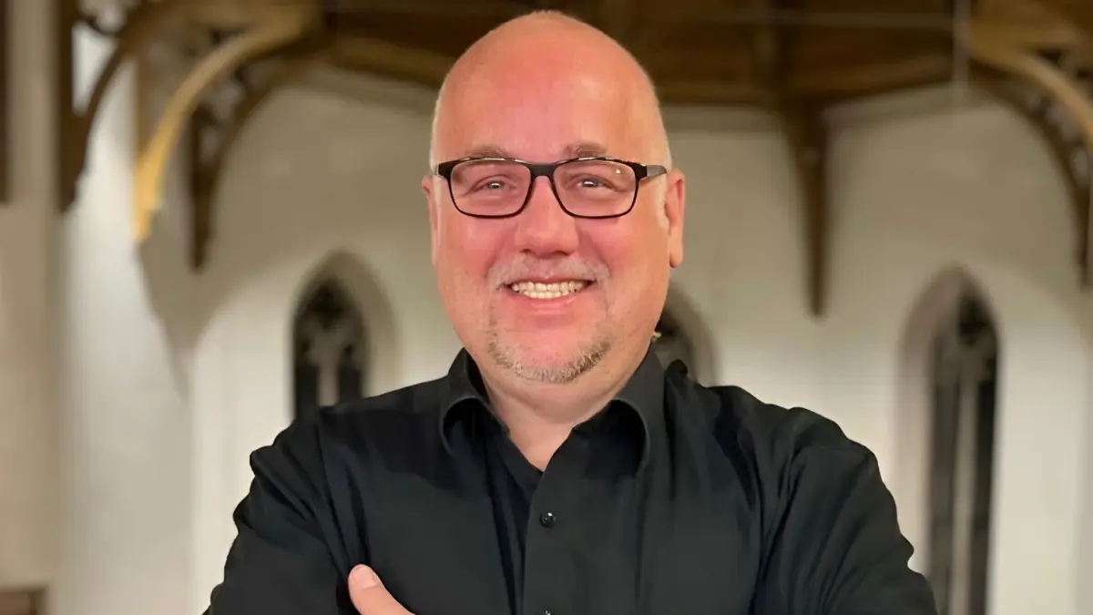 Alexander Baumgärtner auf der Orgelempore in der Johanneskirche in Hechingen. In diesem Jahr kann er sein 40-jähriges Orgeljubiläum feiern.