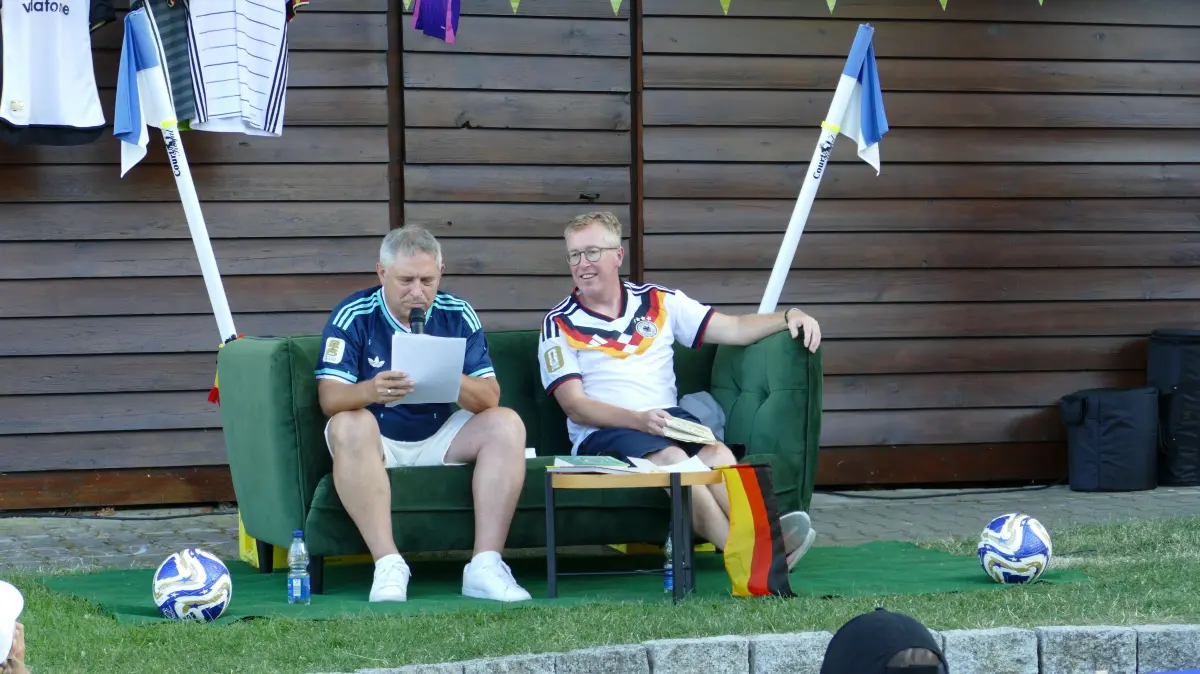Volker Ruff (links) und Bürgermeister Hans Michael Burkhardt daneben mit „Elf Freunde sollt ihr sein“ - Fußball-Geschichte(n)zur Fußball-WM