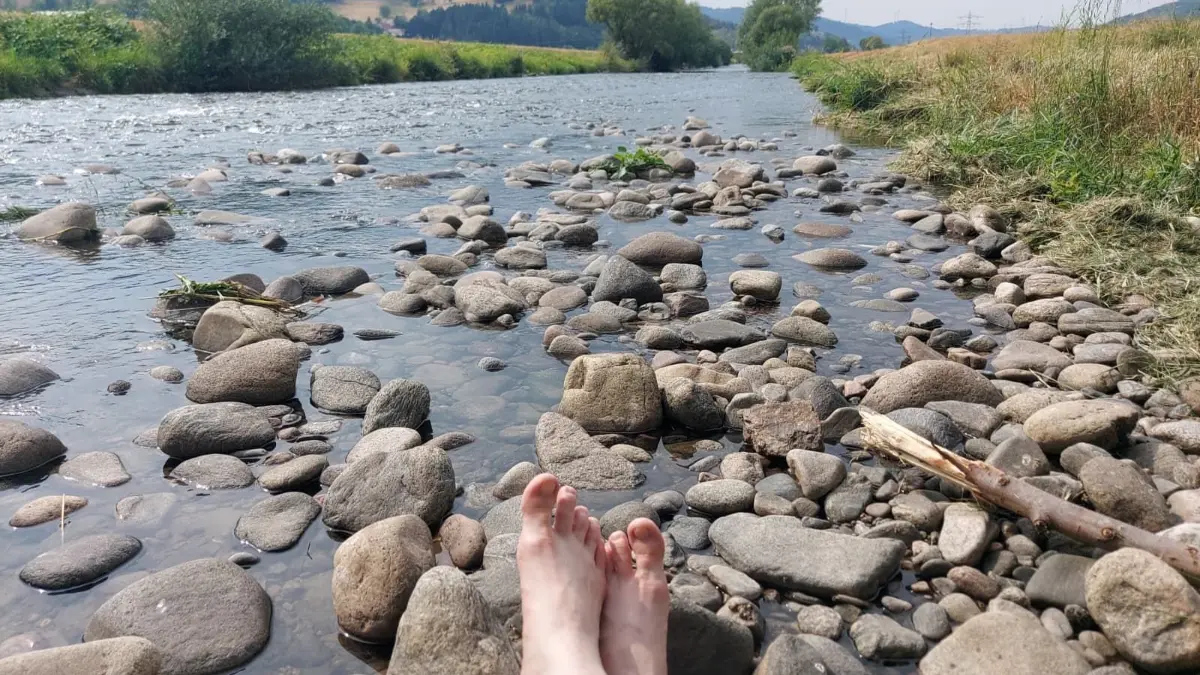 Die sicherste Version: nur die Füße in das Flusswasser halten.
