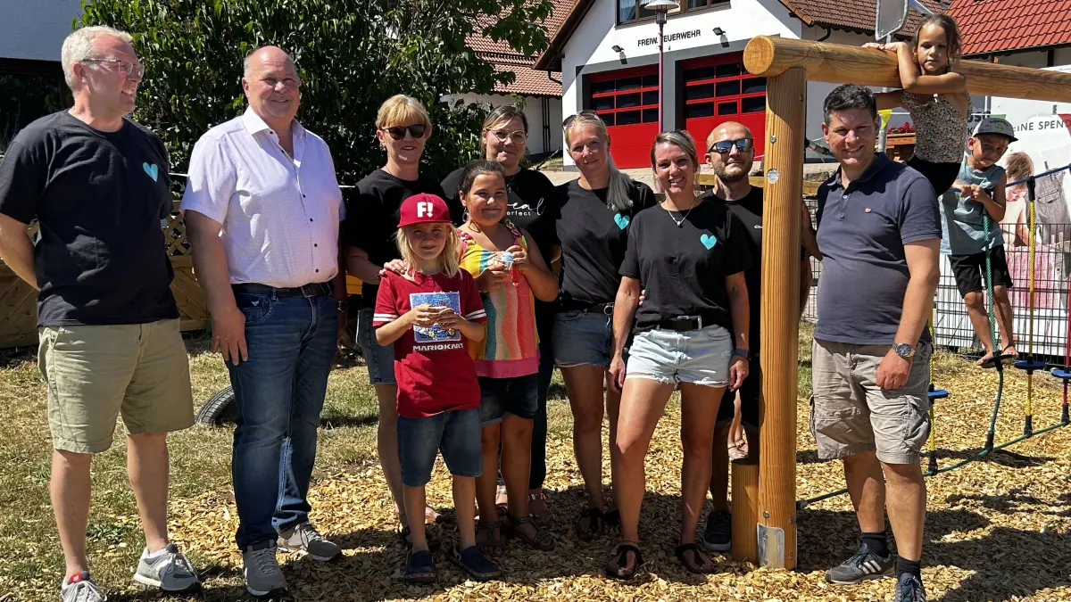 In der Münchner Straße in Schwarzenberg wurde der Spielplatz neu eröffnet. Auf dem Bild sind auch die beiden Initiatorinnen Stephanie Stapauk, Dritte von rechts, und links daneben Jennie Rometsch zu sehen.