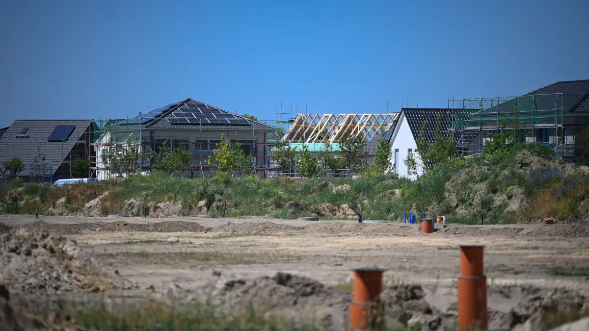 Was soll es letztlich sein: Bungalow oder mehrstöckiges Haus? Die Grundstücksfläche ist bei dieser Frage entscheidend.