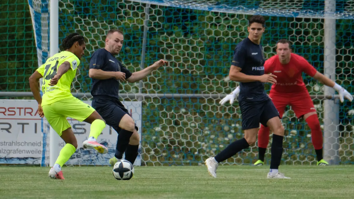 Die Stuttgarter Kickers absolvieren ein Trainingslager in Pfalzgrafenweiler und spielten am Mittwochabend gegen eine Bezirksauswahl.